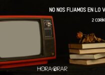 Un televisor viejo y una pila de libros. 2 Corintios 4:18