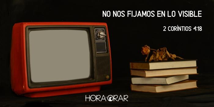 Un televisor viejo y una pila de libros. 2 Corintios 4:18