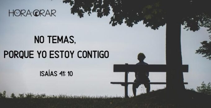 Un niño sentado bajo un árbol. Isaías 41:10