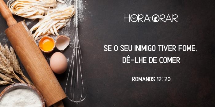 Uma mesa com ovos, trigo e massa. Romanos 12:20