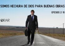 Un ejecutivo camina por la carretera. Efesios 2:10