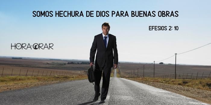 Un ejecutivo camina por la carretera. Efesios 2:10