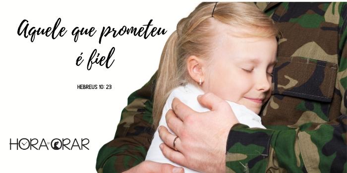 Uma menina descansa nos braços do pai soldado. Hebreus 10: 23