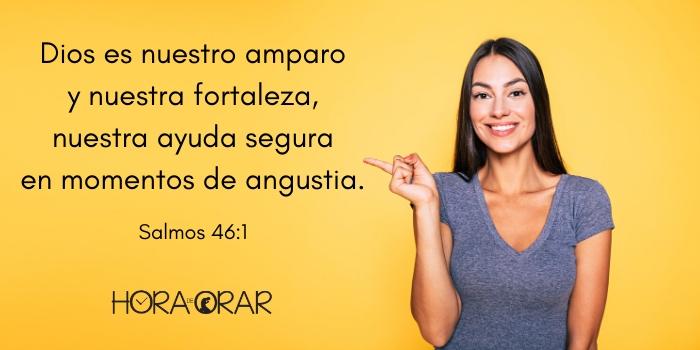 Una mujer apunta al versículo de Salmos 46:1