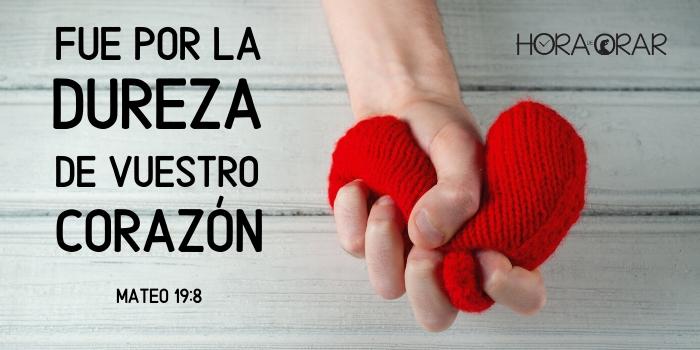 Un hombre esmaga un corazón con las manos. Mateo 19:8