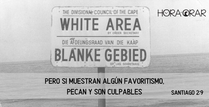 Placa en una playa de sudafrica en el tiempo del Apartheid. Santiago 2:9