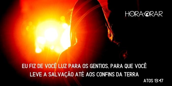 Uma mulher e uma luz forte ao fundo. Atos 13:47