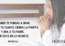 Una mujer ora en su habitación. Mateo 6:6