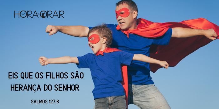 Pai e filho vestidos de super-heróis. Salmos 127:3