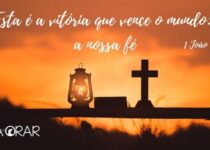 Uma cruz e uma lampada de querosene. 1 João 5:4