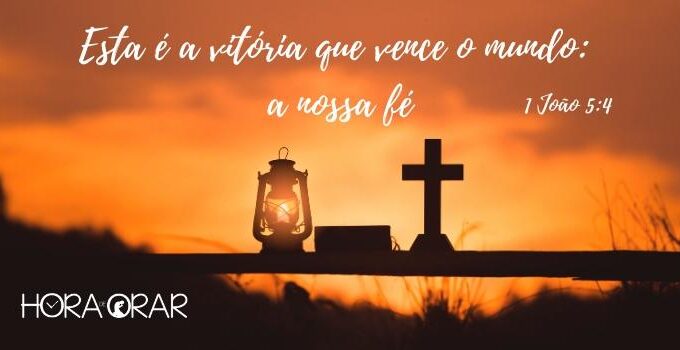 Uma cruz e uma lampada de querosene. 1 João 5:4