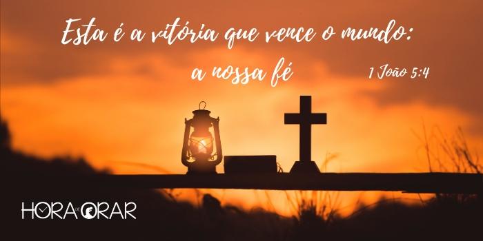 Uma cruz e uma lampada de querosene. 1 João 5:4