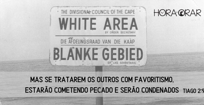 Placa em praia da Africa do Sul no tempo do Apartheid. Tiago 2: 9