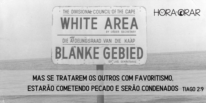 Placa em praia da Africa do Sul no tempo do Apartheid. Tiago 2: 9