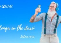 Un senhor de idade dançando com um celular. Salmos 91:16