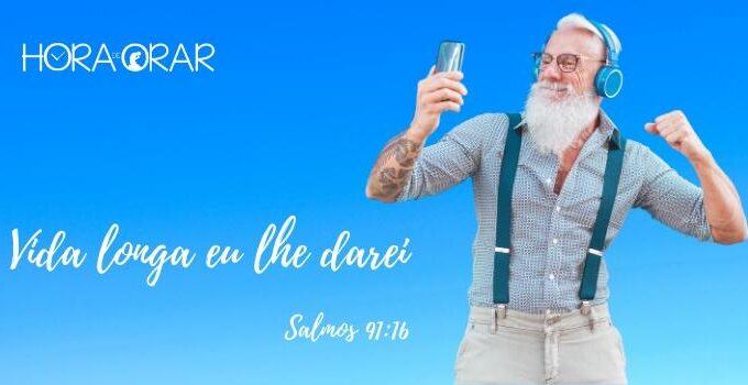 Un senhor de idade dançando com um celular. Salmos 91:16