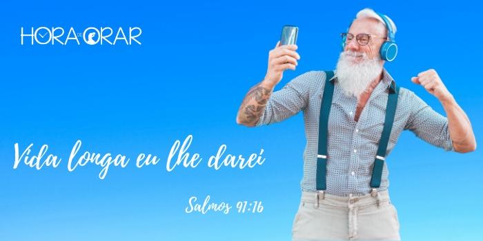 Un senhor de idade dançando com um celular. Salmos 91:16