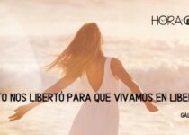 Una mujer libre en la playa. Galatas 5:1