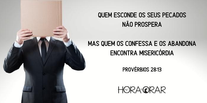 Um homem tapando-se o rosto, oculta algo. Proverbios 28:13