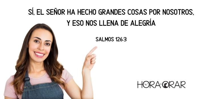 Una mujer sonriente apunta al versículo de Salmos 126:3