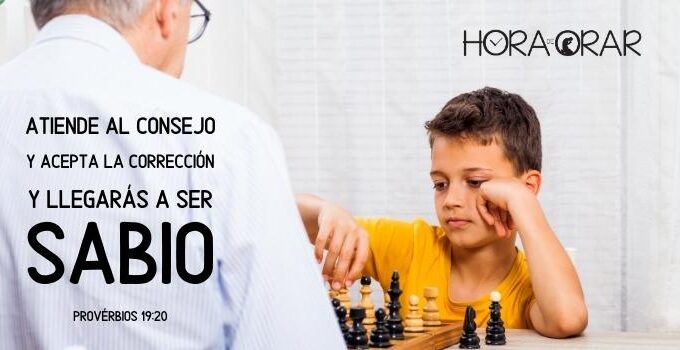 Un niño juega ajedrez con su maestro. Proverbios 19:20