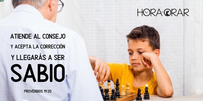 Un niño juega ajedrez con su maestro. Proverbios 19:20