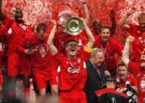 Jugadores de Liverpool celebran el título de la Champions League.
