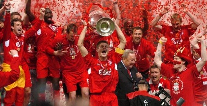 Jugadores de Liverpool celebran el título de la Champions League.