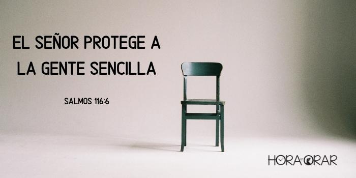 Una silla en una sala. Minimalismo. Salmos 116:6