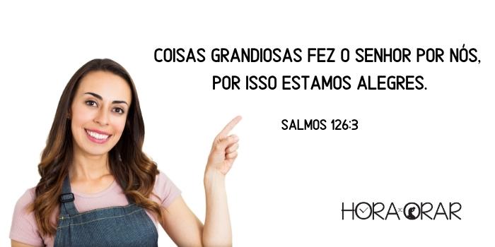 Uma mulher sorridente aponta para o versículo de Salmos 126:3