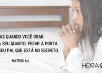 Uma menina ora no seu quarto. Mateus 6:6