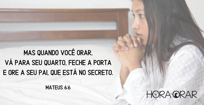 Uma menina ora no seu quarto. Mateus 6:6