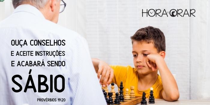 Um menino joga xadrez com um idoso. Proverbios 19:20