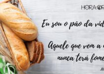 Uma cesta de pão sobre a mesa. João 6:35