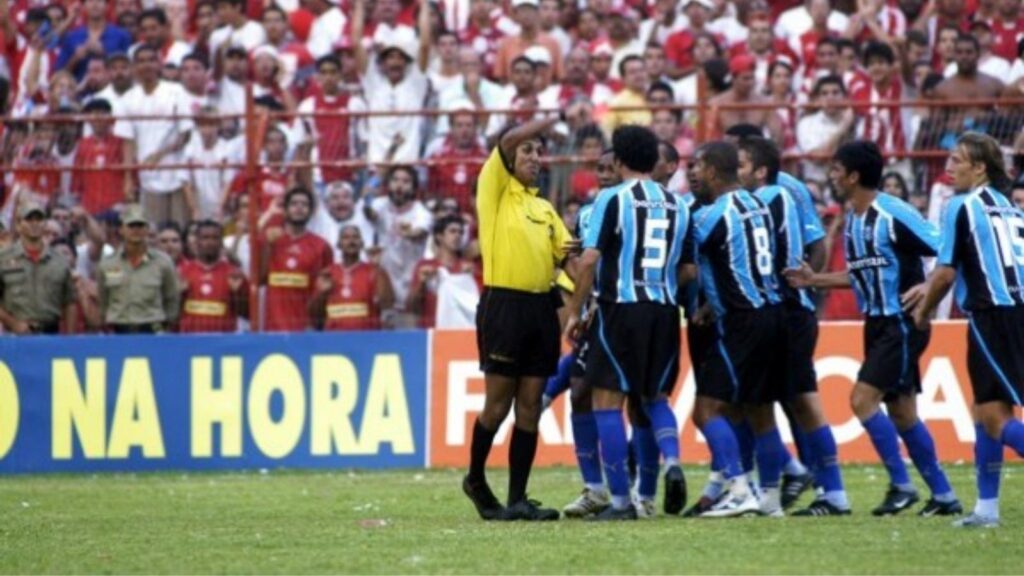 Na batalha dos aflitos, 4 jogadores do Grêmio são expulsos.