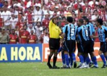 Na batalha dos aflitos, 4 jogadores do Grêmio são expulsos.