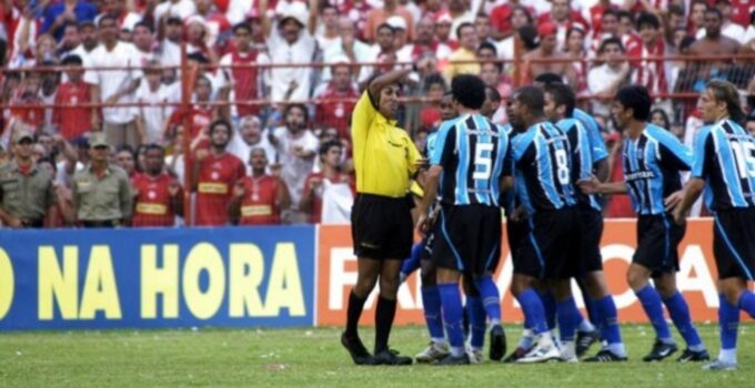 Na batalha dos aflitos, 4 jogadores do Grêmio são expulsos.