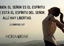 Una mujer de brazos abiertos en la naturaleza, se siente libre. 2 Corintios 3:17