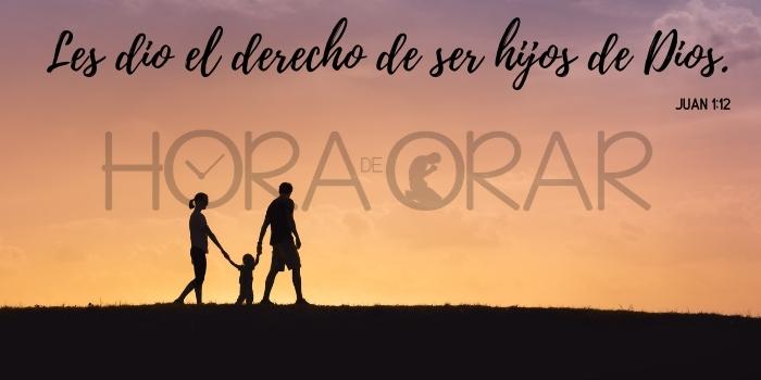 Una pareja pasea con su hijo en bello atardecer. Juan 1:12