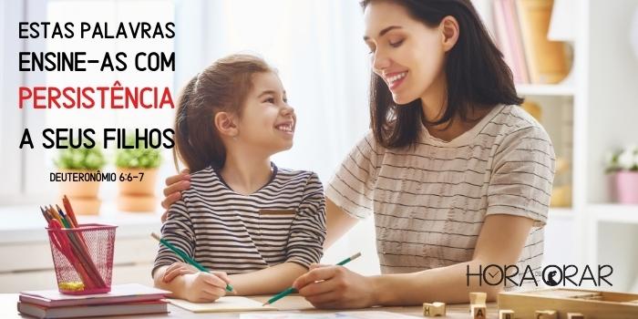 Uma mãe ensina a sua filha. Deuteronômio 6:6-7