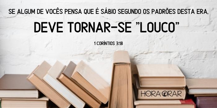 Livros sobre um balcão. 1 Corintios 3:18