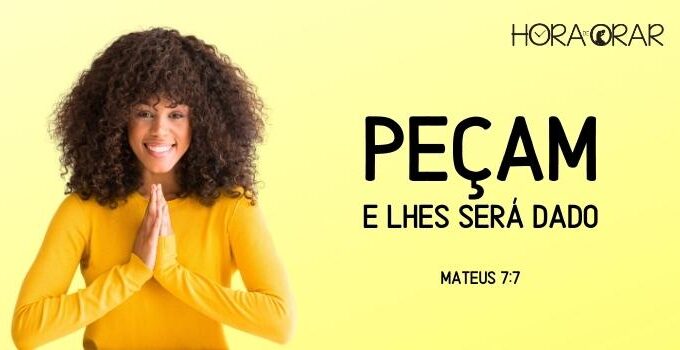 Mulher com mãos juntas, em sinal de oração. Mateus 7:7