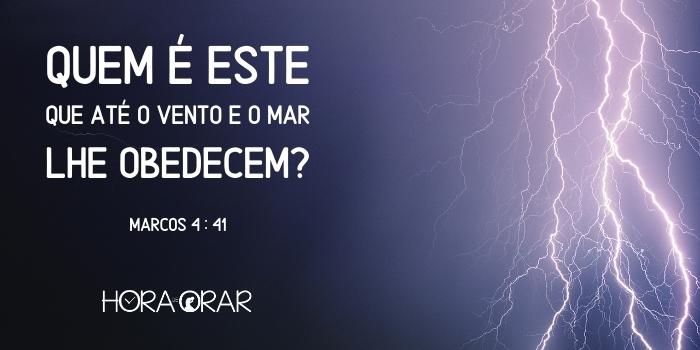 Um relâmpago rompe o céu escuro. Marcos 4:41