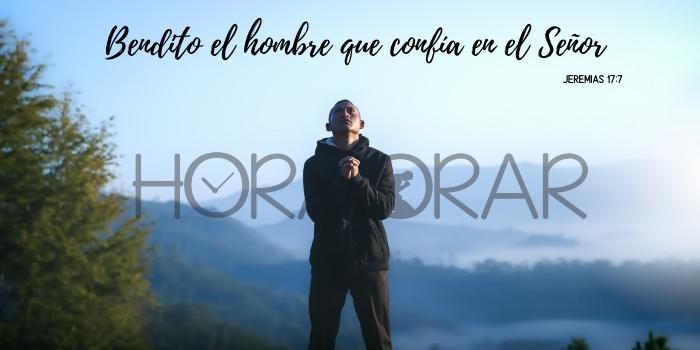 Hombre sob una montaña con las manos entrelazadas en señal de oración y el versículo: Bendido el hombre que confia en el Señor.