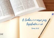 Livro de leis e versículo escrito a caneta em um caderno. O versículo é Isaías 33:22.