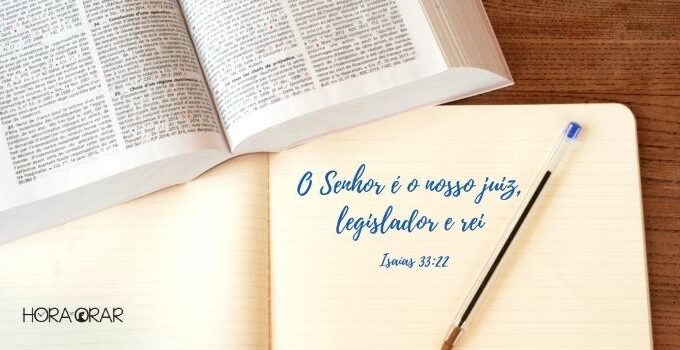 Livro de leis e versículo escrito a caneta em um caderno. O versículo é Isaías 33:22.