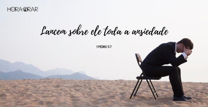 Homem vestindo um terno e angustiado em cadeira sentado na praia. O versículo de 1 Pedro 5:7.