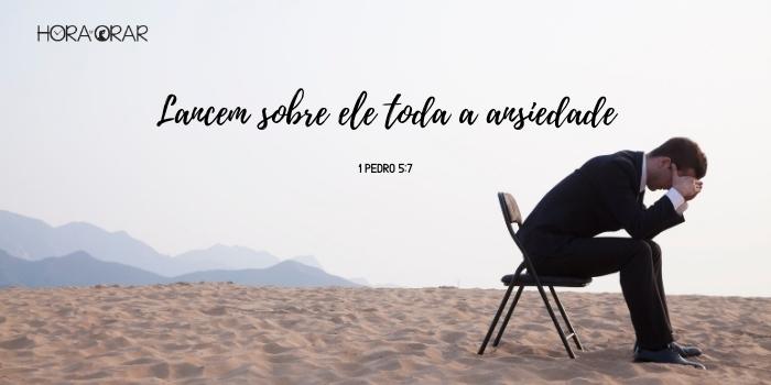 Homem vestindo um terno e angustiado em cadeira sentado na praia. O versículo de 1 Pedro 5:7.