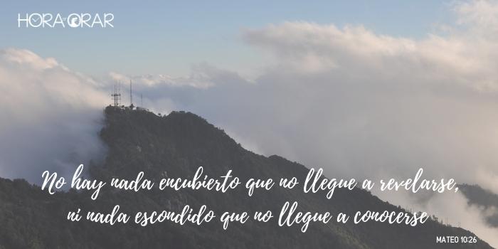 Montaña parcialmente cubiertas por nubes blancas.