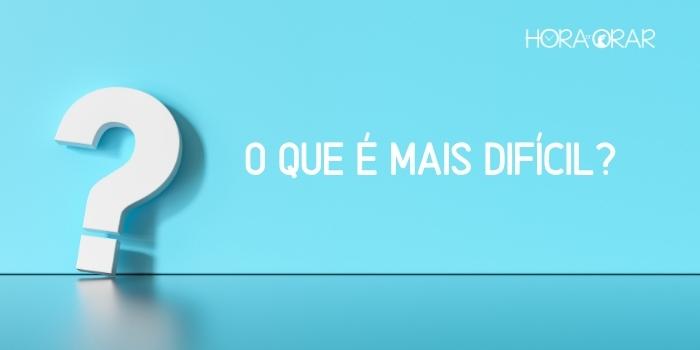 Fundo de tela azul, com um ponto de interrogação grande, cor branca e a pergunta: o que é mais difícil?